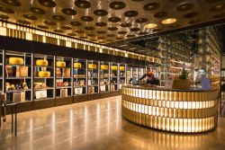 Uno scorcio della "boutique" del Consorzio Parmgiano Reggiano a Fico, Bologna. Qui è esposta l'eccellenza di questo prodotto simbolo della gastronomia italiana - © ...