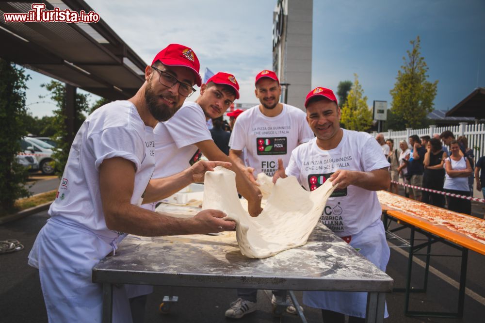 Immagine Pizzaioli del Napoli Pizza Village creano una pizza lunga 500 metri a FICO Bologna