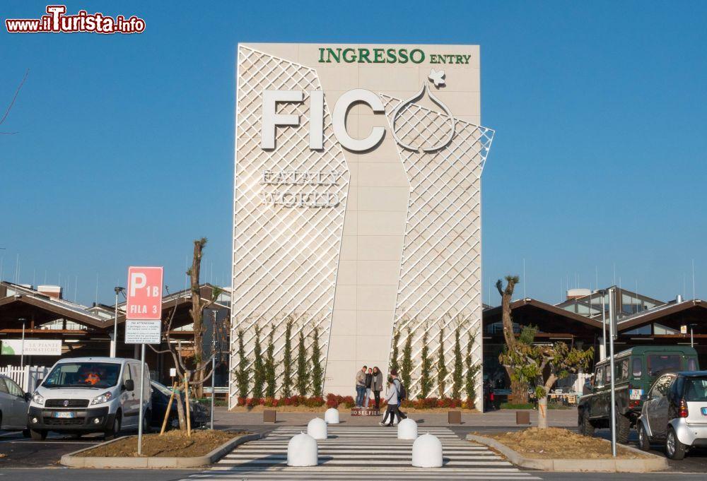 Immagine Veduta panoramica dell'ingresso di Fico Eataly World, Bologna, Emilia Romagna. Si sviluppa su una superficie di 10 ettari, di cui 2 dedicati a campi e stalle con più di 200 animali - © PriceM / Shutterstock.com