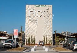 Veduta panoramica dell'ingresso di Fico Eataly World, Bologna, Emilia Romagna. Si sviluppa su una superficie di 10 ettari, di cui 2 dedicati a campi e stalle con più di 200 animali ...
