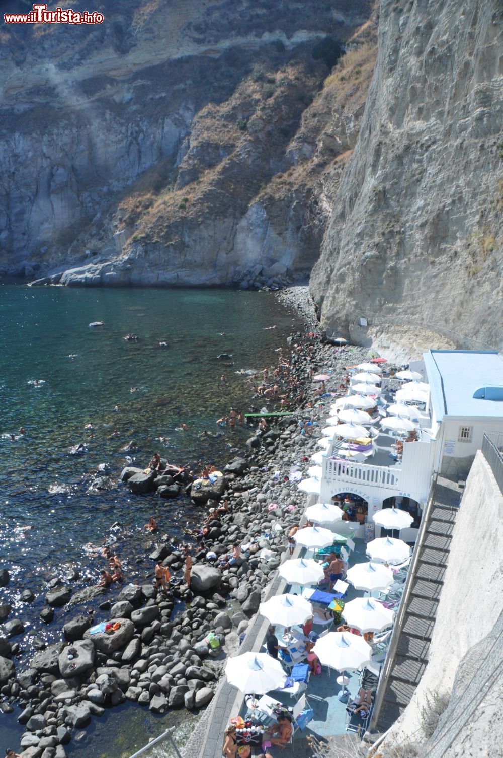 Immagine Lo stabilimento balneare del Sorgeto di Ischia. A fianco si aprono due tratti di spiaggia libera dove poter usufruire gratuitamente delle terme libere