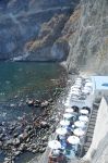 Lo stabilimento balneare del Sorgeto di Ischia. A fianco si aprono due tratti di spiaggia libera dove poter usufruire gratuitamente delle terme libere