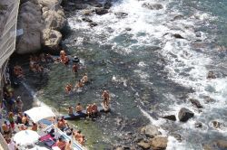 Visa dall'alto della spiaggia termale del Sorgeto di Ischia