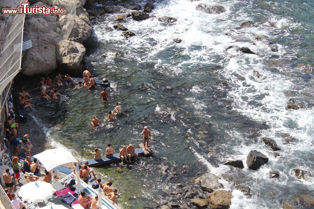 Immagine Visa dall'alto della spiaggia termale del Sorgeto di Ischia