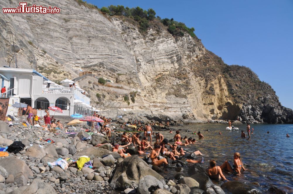 Immagine La Spiaggia del Sorgeto, le terme libere in riva al mare sulla costa sud di Ischia