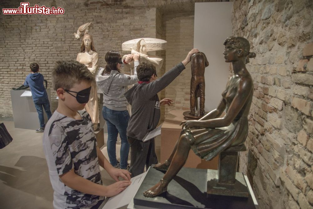 Immagine Alcuni bambini bendati toccano le statue: un laboratorio didattico al Museo Tattile Omero di Ancona
