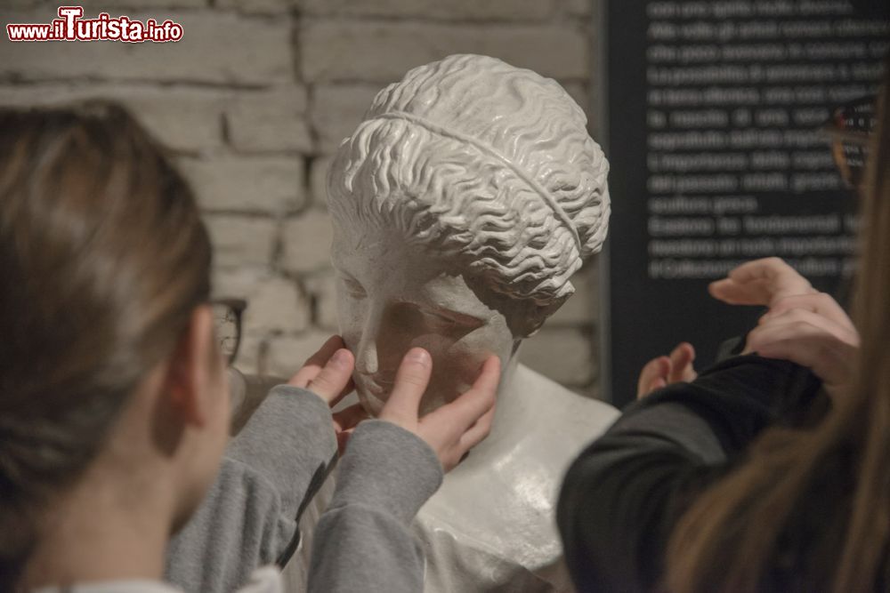 Immagine Dei ragazzi provano l'esperienza di toccare l'arte: il Museo Tattile Omero ad Ancona