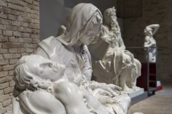 Anche la Pietà di Michelangelo vi aspetta al Museo Tattile Omero di Ancona, dove le mani consentono di vivere l'arte ad occhi chiusi