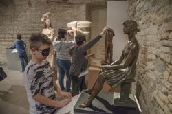 Alcuni bambini bendati toccano le statue: un laboratorio didattico al Museo Tattile Omero di Ancona