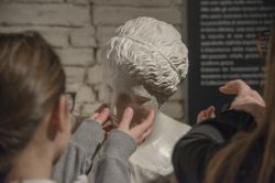 Dei ragazzi provano l'esperienza di toccare l'arte: il Museo Tattile Omero ad Ancona
