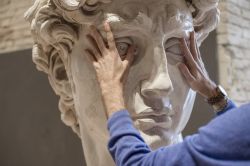 Il David di Michelangelo al tatto: l'esperienza ad occhi bendati al Museo Tattile Omero di Ancona