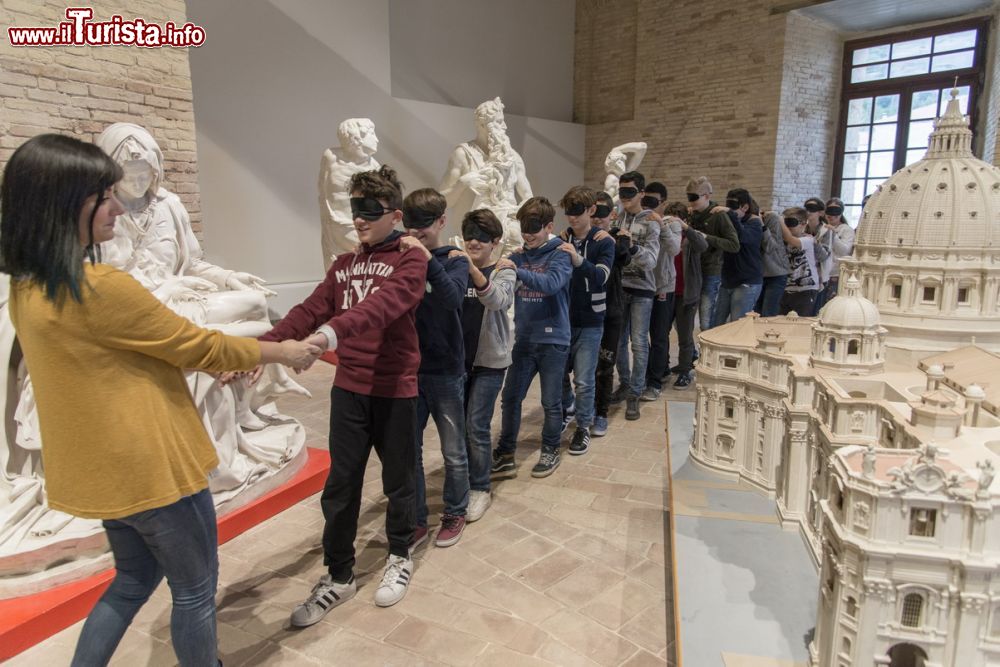 Immagine Ragazzi in visita al Museo Tattile Omero di Ancona. Si trova all'interno della Mole Vanvitelliana ed è adatto ai bambini che possono fare espeienza di conoscenza attraverso l'uso delle mani