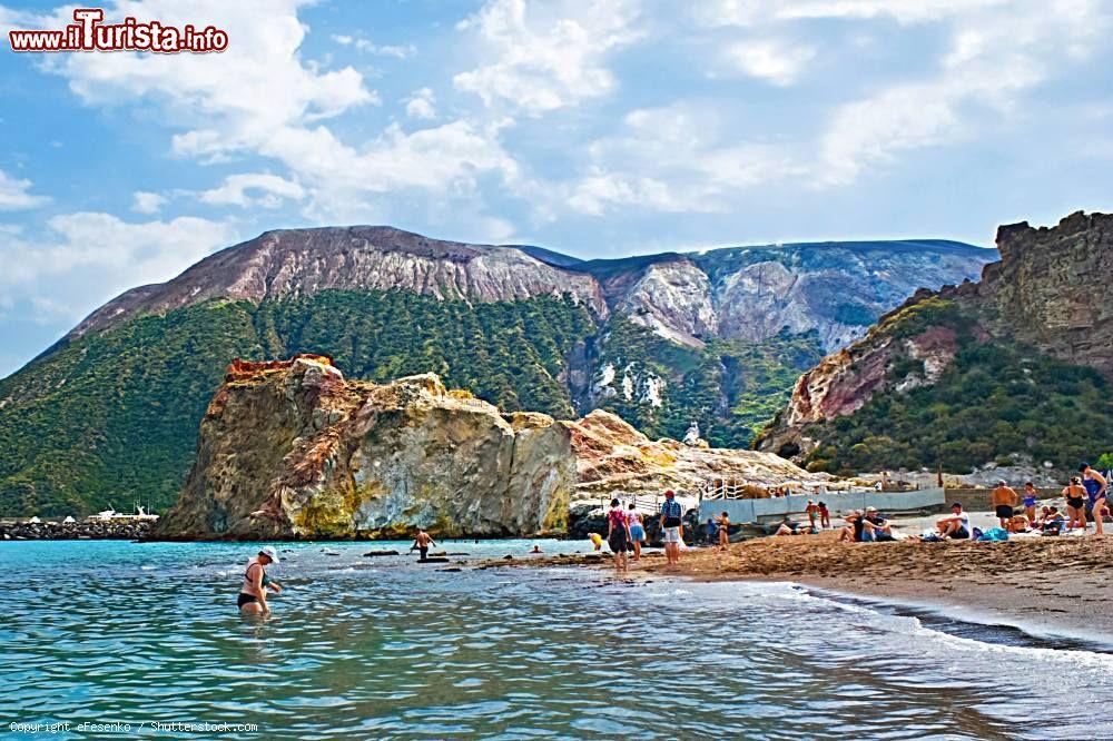 Immagine La spiaggia adiacente alle terme libere di Vulcano alle eolie. Qui sgorgano sorgenti di acqua calda a pochi metri dalla riva. - © eFesenko / Shutterstock.com