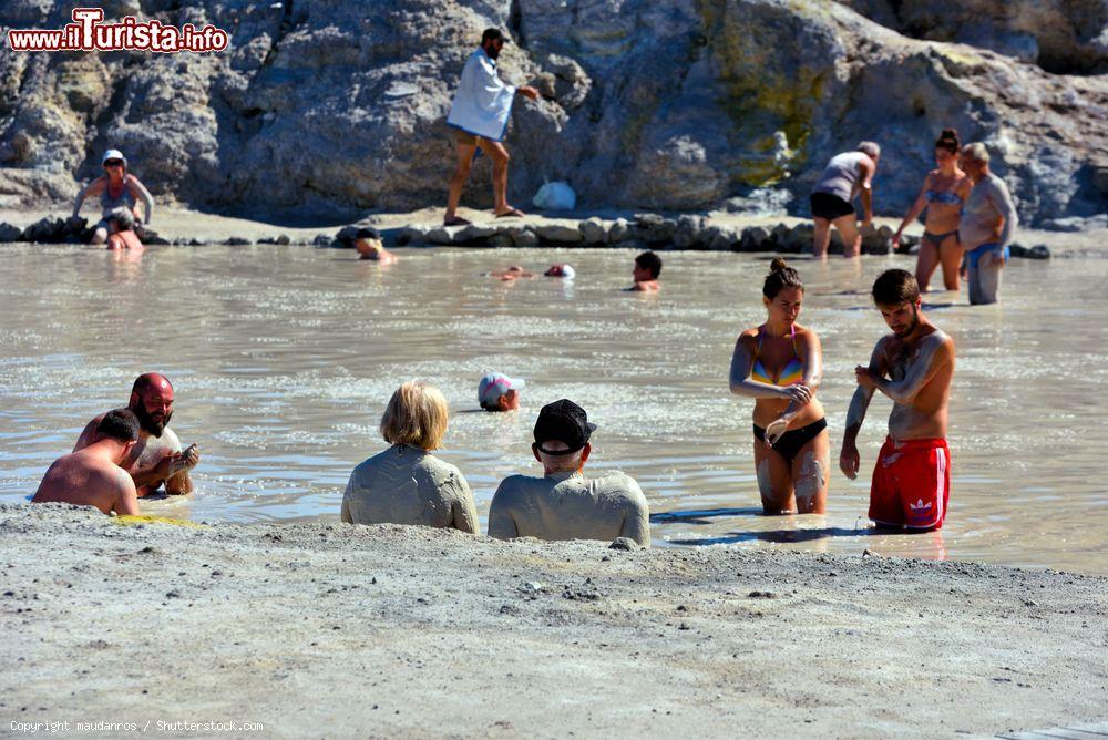 Immagine Turisti si godono un momento di benessere tra i fangi delle Terme Libere di Vulcano in Sicilia - © maudanros / Shutterstock.com