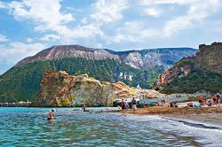 La spiaggia adiacente alle terme libere di Vulcano alle eolie. Qui sgorgano sorgenti di acqua calda a pochi metri dalla riva. - © eFesenko / Shutterstock.com