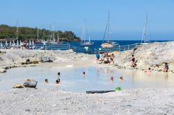 Le Terme libere di VUlcano sono celebri per le piscine di fango in riva la mare delle Eolie - © T.W. van Urk / Shutterstock.com