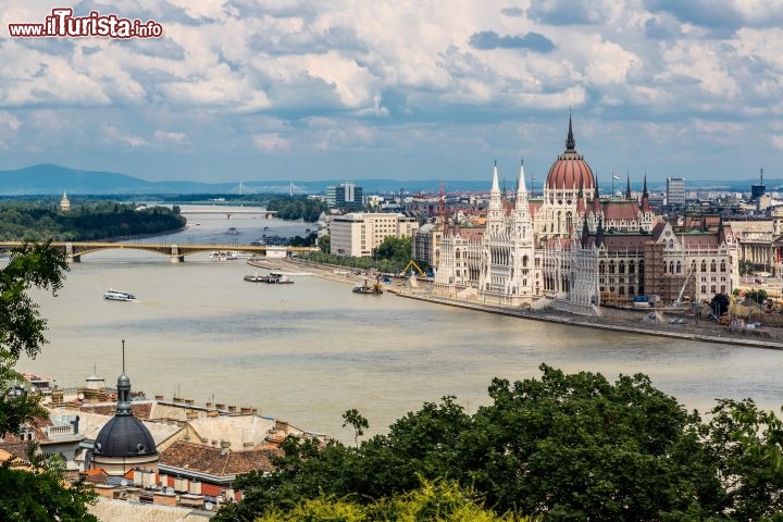 Immagine Il Parlamento di Budapest e il Danubio - © S-F / Shutterstock.com