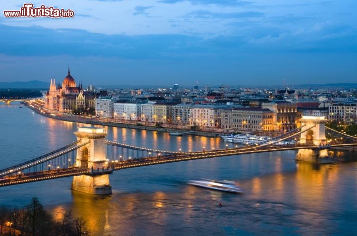 Immagine Foto serale del ponte delle Catene, il Parlamento di Budapest e il Danubio - © ollirg / Shutterstock.com