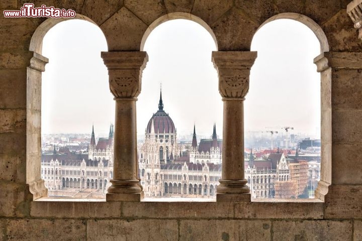 Immagine Il Parlamento di Budapesto visto dal bastione dei Pescatori - © S.Borisov / Shutterstock.com