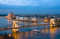 Foto serale del ponte delle Catene, il Parlamento di Budapest e il Danubio - © ollirg / Shutterstock.com