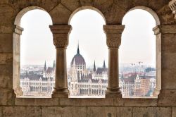 Il Parlamento di Budapesto visto dal bastione dei Pescatori - © S.Borisov / Shutterstock.com