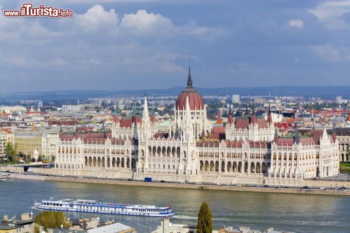 Immagine Vista del Parlamento ungherese a Budapest - ©belizar / Shutterstock.com