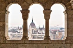 Il Parlamento di Budapesto visto dal bastione dei Pescatori - © S.Borisov / Shutterstock.com