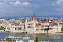 Vista del Parlamento ungherese a Budapest - ...