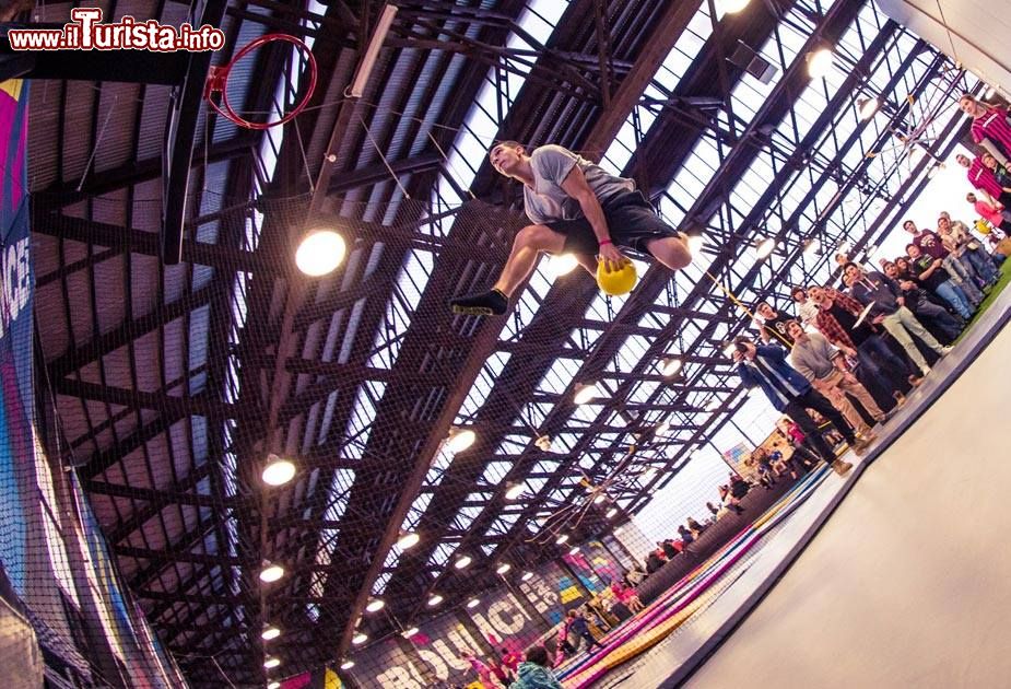 Immagine Slam Dunk: al Bounce Inc di Torino si diventa campioni di schiacciata a basket - © www.bounceinc.it/