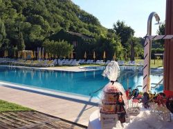 Piscina esterna delle Terme Preistoriche di  Montegrotto terme, Colli Euganei