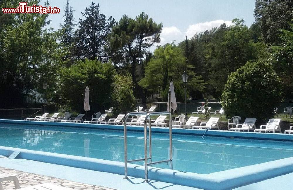 Immagine La piscina esterna delle Terme di Fontecchio a Città di Castello in Umbria