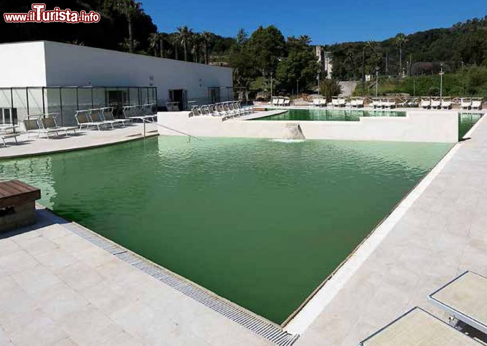 Immagine Piscina esterna delle Terme di Agnano a Napoli (Campania)  - © www.termediagnano.it