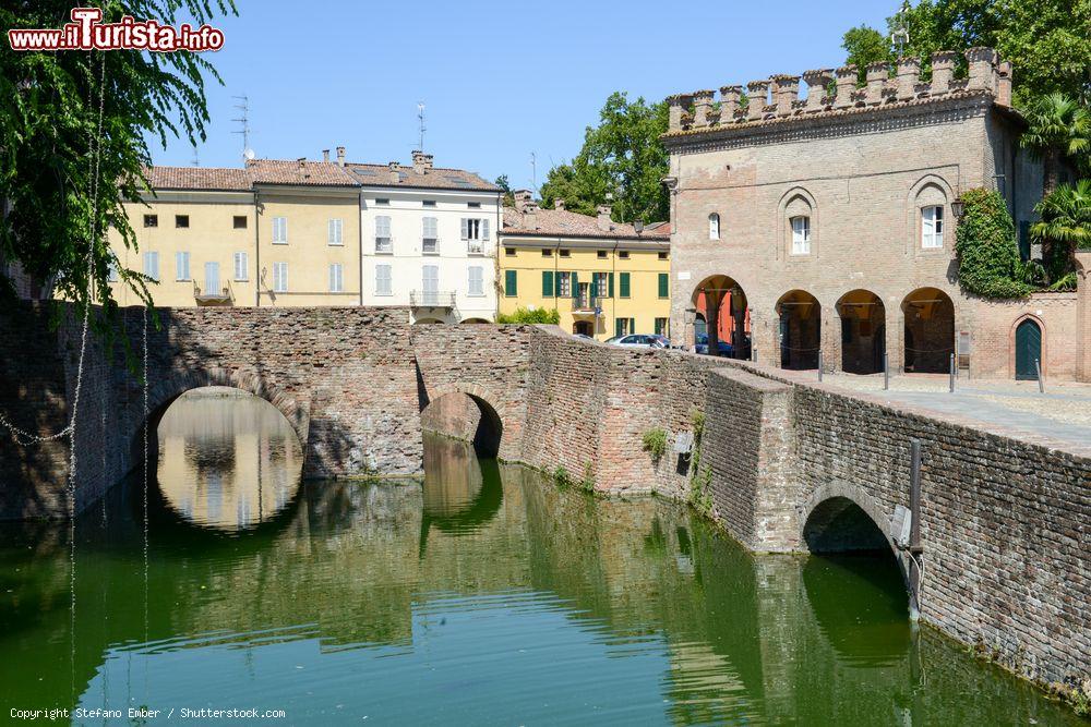 Immagine Il fossato della Rocca Sanvitale in centro a Fontanellato in Emilia-Romagna - © Stefano Ember / Shutterstock.com