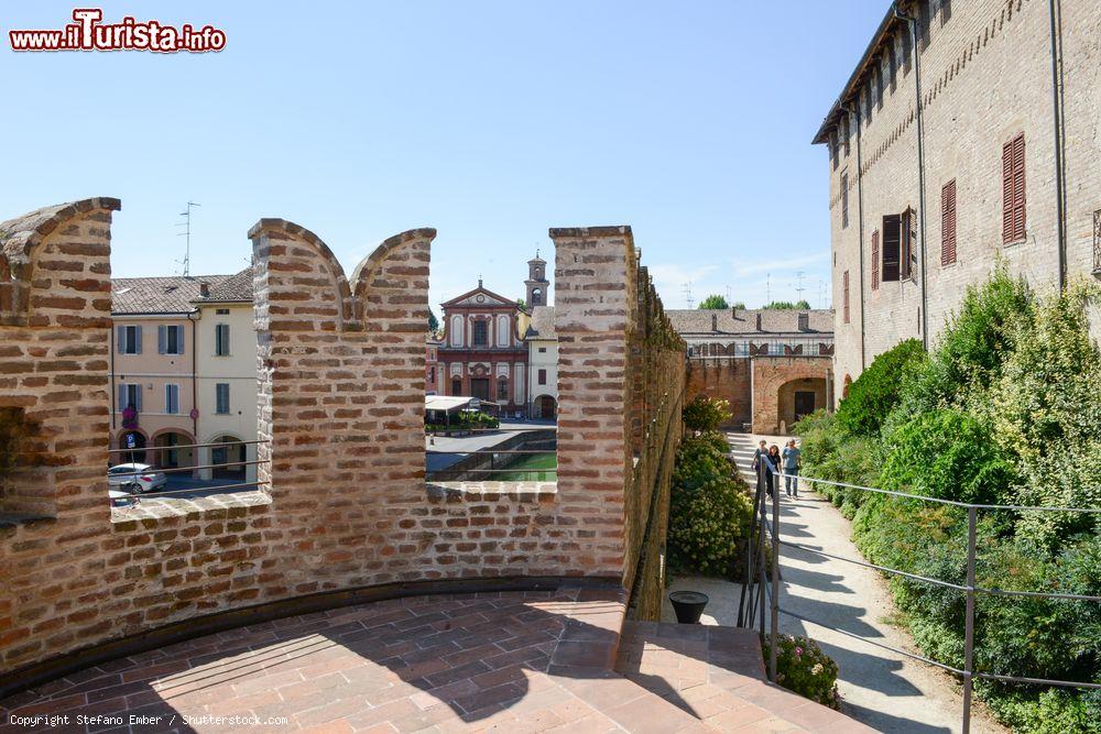 Immagine Passeggiata sugli spalti delle mura della Rocca di Fontanellato - © Stefano Ember / Shutterstock.com