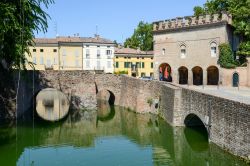 Il fossato della Rocca Sanvitale in centro a Fontanellato in Emilia-Romagna - © Stefano Ember / Shutterstock.com