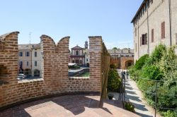 Passeggiata sugli spalti delle mura della Rocca di Fontanellato - © Stefano Ember / Shutterstock.com