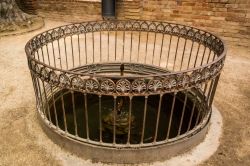 Una fontana all'interno della Rocca di Fontanellato, il Castello Sanvitale che fu anche posseduto dai VIsconti di Milano - © LIeLO / Shutterstock.com