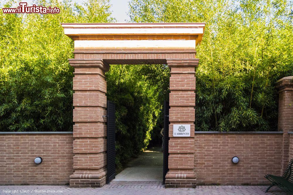 Immagine Ingresso al percorso del Labirinto della Masone a Fontanellato di Parma - © LIeLO / Shutterstock.com