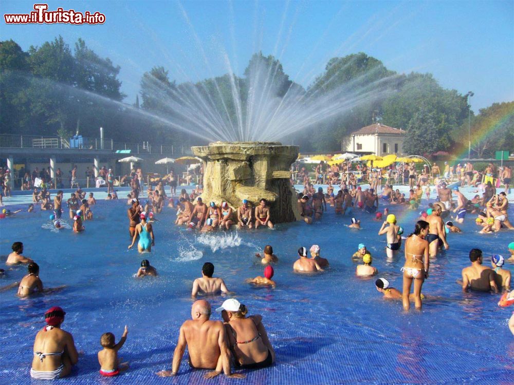 Immagine Le Terme di Giunone a Caldiero di Verona nel Veneto: la piscina termale raining pool