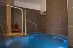 Piscina interna del centro benessere dei Bagni ...