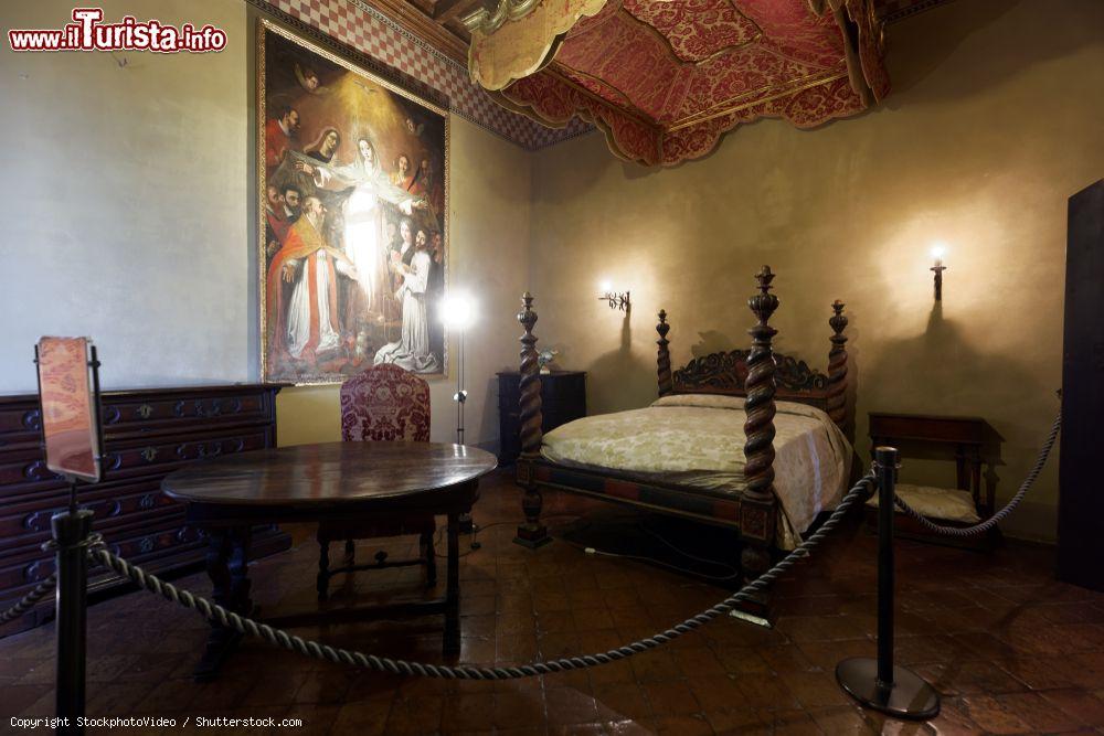 Immagine Arredamento antico in una sala della rocca di Gradara, Marche - © StockphotoVideo / Shutterstock.com