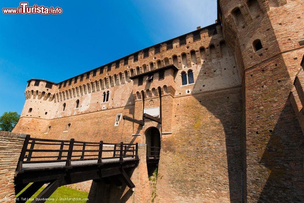 Immagine Il castelllo di Gradara, provincia di Pesaro-Urbino, Marche. Secondo la leggenda questa rocca ha fatto da sfondo al tragico amore fra Paolo e Francesca cantato da Dante Alighieri nella Divina Commedia - © Tatiana Dyuvbanova / Shutterstock.com