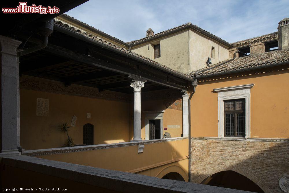 Immagine Il cortile interno della fortezza di Gradara con arcate e colonne (Marche) - © MTravelr / Shutterstock.com