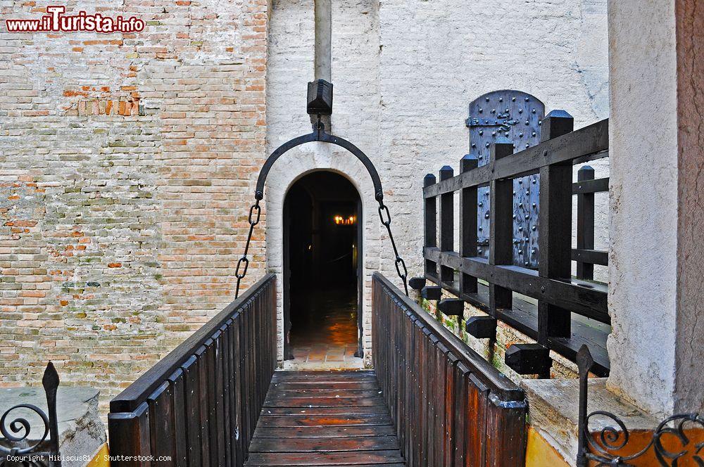 Immagine Il ponte levatoio della rocca di Gradara, Marche. L'edificio, costruito in laterizi, fu in origine di proprietà della famiglia dei De Griffo. Caduti in disgrazia, la rocca passò a Malatesta da Verrucchio, fondatore della dinastia dei Malatesta, singori di Rimini, Cesena e Pesaro - © Hibiscus81 / Shutterstock.com