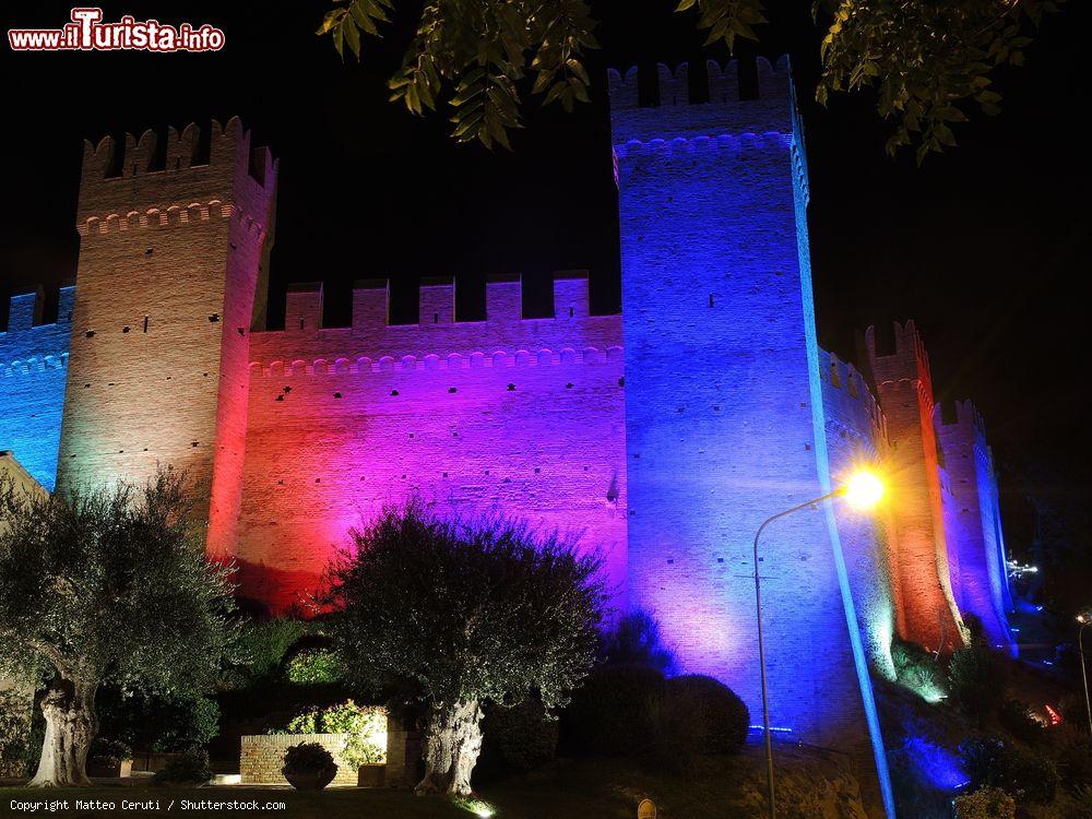 Immagine Le antiche mura illuminate del castello di Gradara, Marche - © Matteo Ceruti / Shutterstock.com