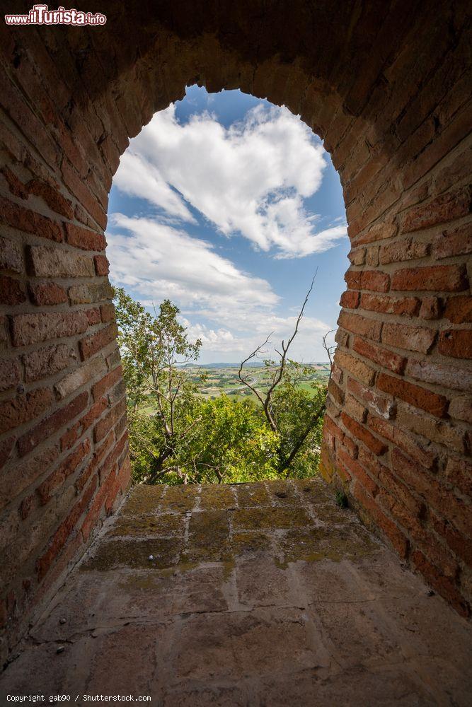 Immagine Le dolci colline che circondano il borgo di Gradara viste dalle mura antiche (Marche) - © gab90 / Shutterstock.com