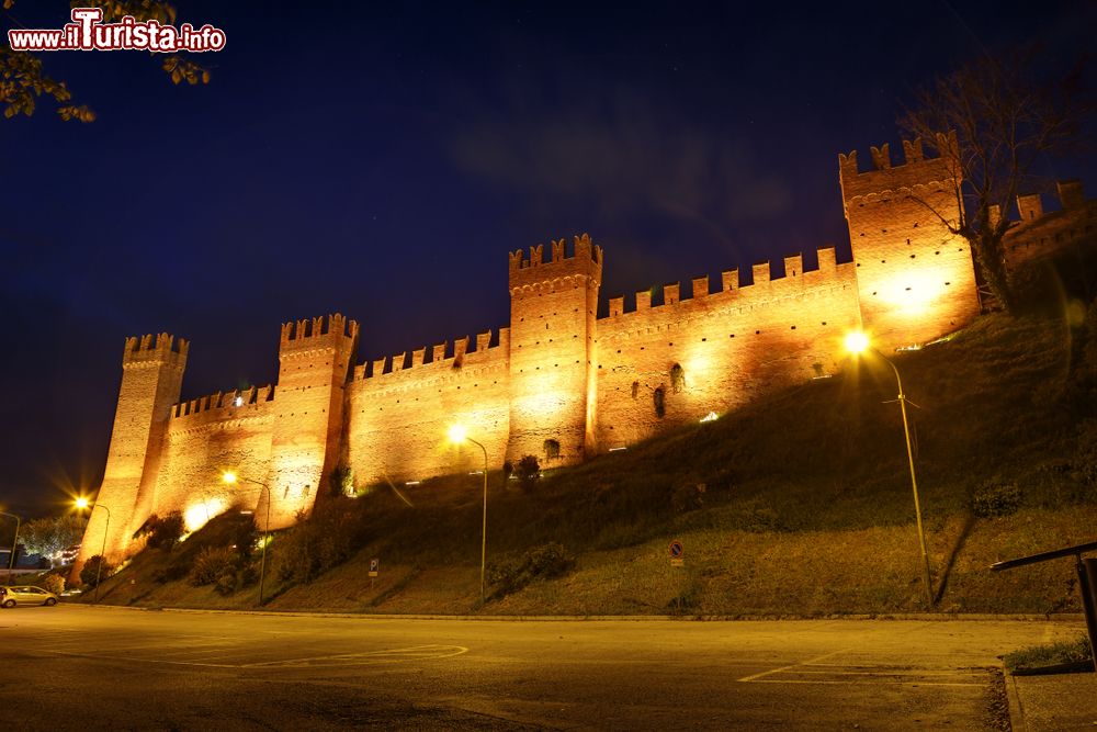 Immagine Le mura del Castello di Gradara risultano particolarmente suggestive alla sera quando vengono illuminate e diventano una scenografia unica che riporta i visitatori alle atmosfere del medioevo.