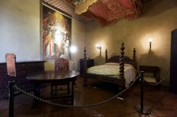 Arredamento antico in una sala della rocca di Gradara, Marche - © StockphotoVideo / Shutterstock.com