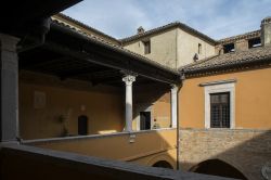 Il cortile interno della fortezza di Gradara con arcate e colonne (Marche) - © MTravelr / Shutterstock.com