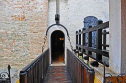 Il ponte levatoio della rocca di Gradara, Marche. L'edificio, costruito in laterizi, fu in origine di proprietà della famiglia dei De Griffo. Caduti in disgrazia, la rocca passò ...